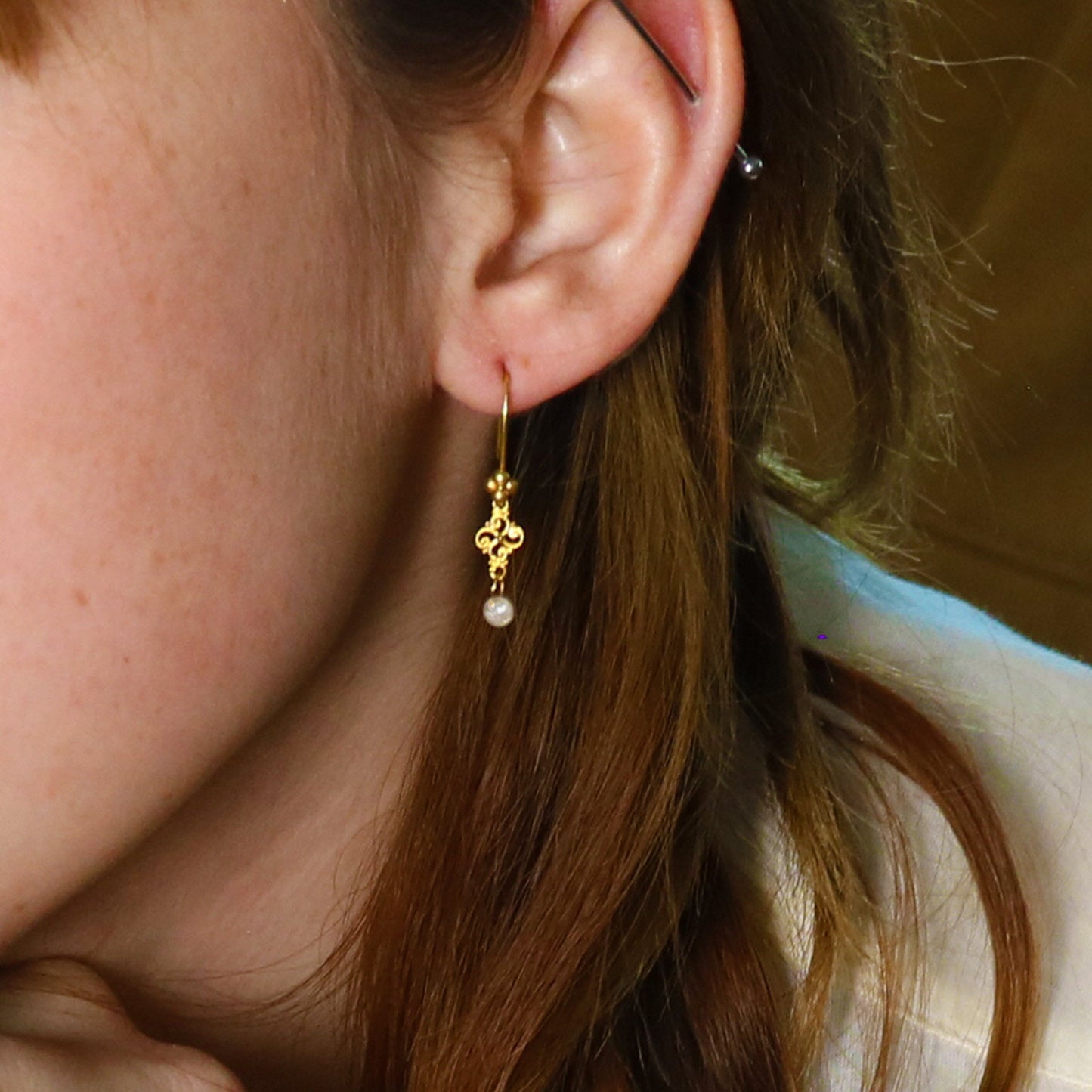 Gold White Diamond Earrings Faceted 18K Round Shape